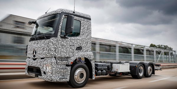 Mercedes-Benz представил в Штутгарте электрический грузовик Urban eTruck