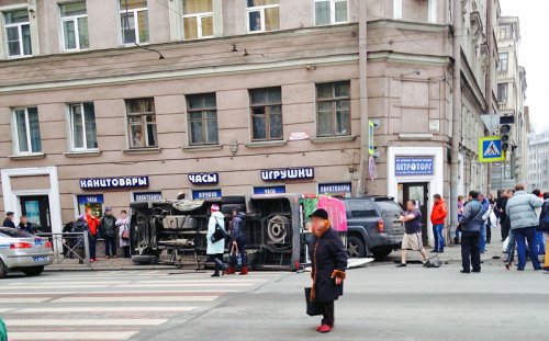 В центре Петербурга маршрутка попала в ДТП и опрокинулась