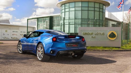 Поклонники украсили спорткар Lotus Evora 400