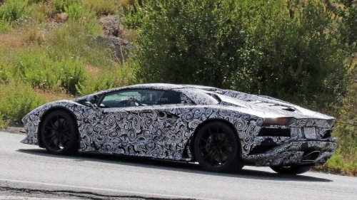 Lamborghini вывела на дорожные тесты обновленный Aventador