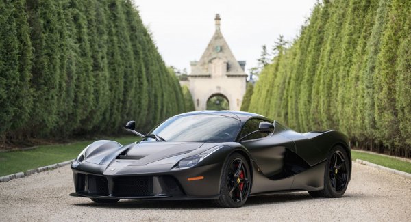 Атласно черный гиперкар LaFerrari ушел с молотка за рекордные  $4,7 млн 