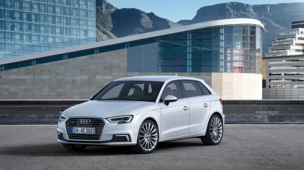 Названа цена обновленного гибрида Audi A3 e-tron