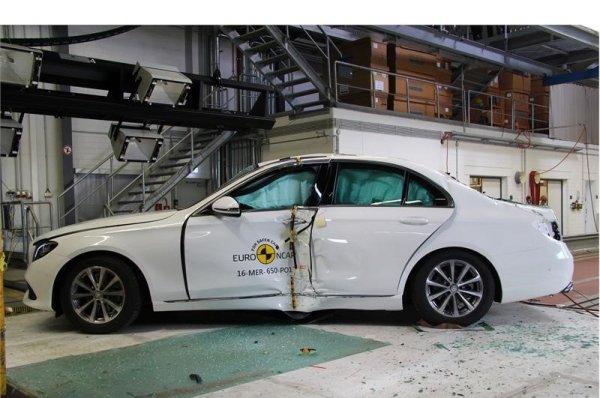 Mercedes-Benz E-Class заработал высший был краштестов EuroNCAP