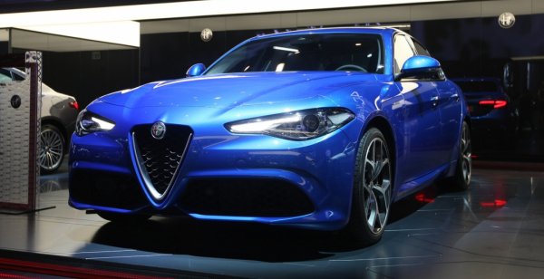 На автосалоне в Париже представлен седан Alfa Romeo Giulia Veloce