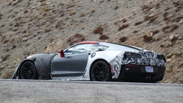 Новый Chevrolet Corvette ZR1 сфотографирован с близкого расстояния