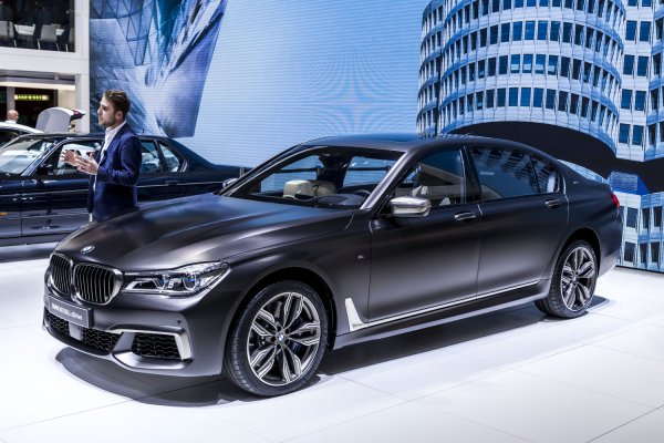 В BMW сообщили рублевые цены на новый M760Li xDrive