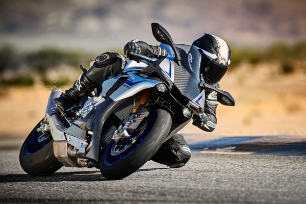 Компания Yamaha озвучила цену на новый супербайк YZF-R1M