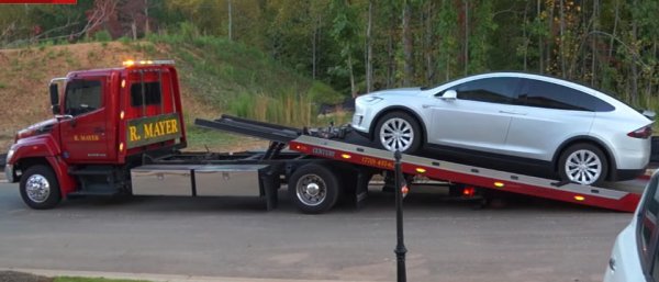 У Tesla Model X появились проблемы с самозакрывающимися дверями