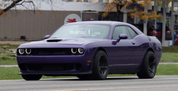 Dodge Challenger ADR смотрится угрожающе и без широкого обвеса