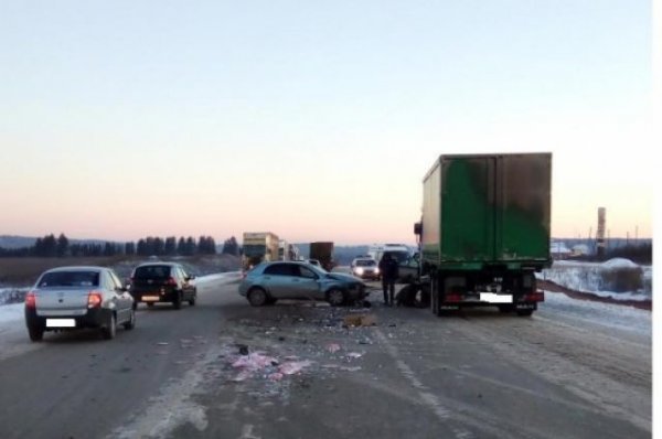 Пьяный водитель грузовика МАЗ спровоцировал ДТП под Пермью