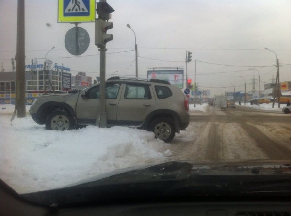 КАМАЗ со снегом спровоцировал массовое ДТП в Петербурге