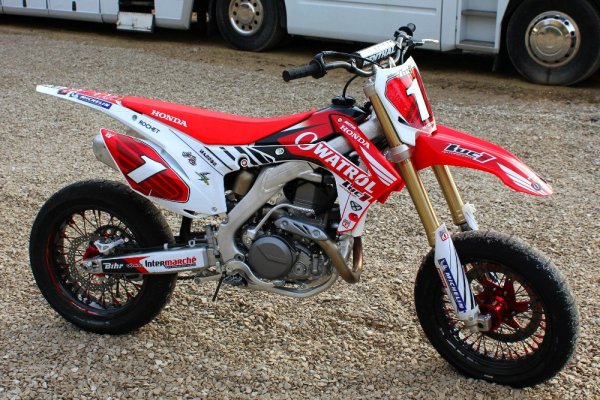 Мотоцикл Honda CRF450 Supermoto дебютировал во Франции