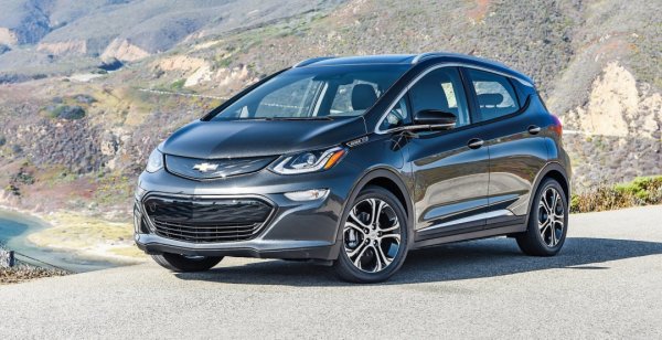 Первые покупатели получили электромобили Chevrolet Bolt EV