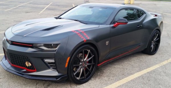 Уникальный Chicago Blackhawks Chevrolet Camaro продали за 60 000 долларов