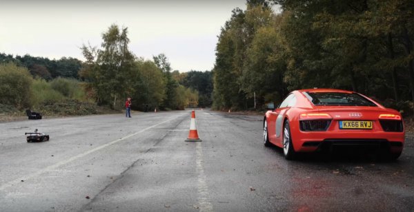 Audi R8 сравнили в дрэге с игрушечной машинкой