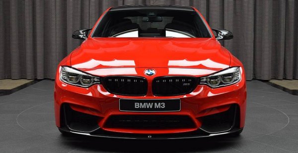 В Абу-Даби представили уникальный красный BMW M3