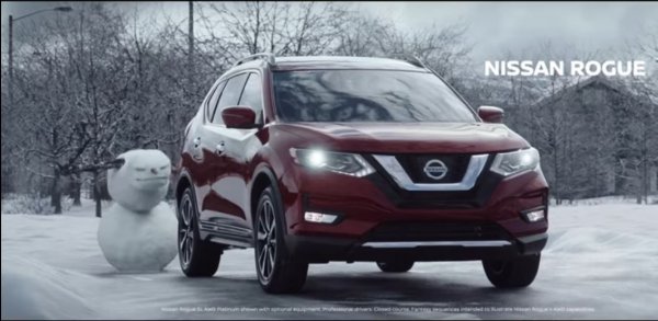 Кроссовер Nissan Rogue "сразился" со снеговиками