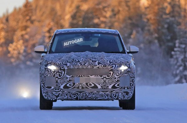 Кроссовер Jaguar E-Pace запечатлен во время зимних тестов