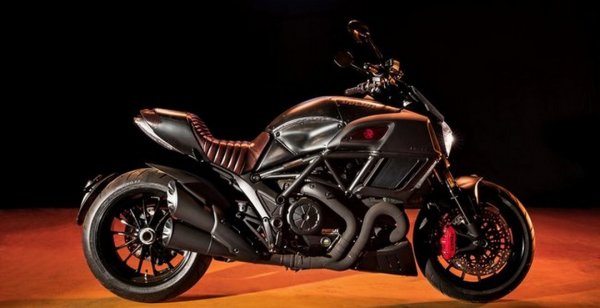 Ducati и Diesel выпустили спецверсию мотоцикла Diavel