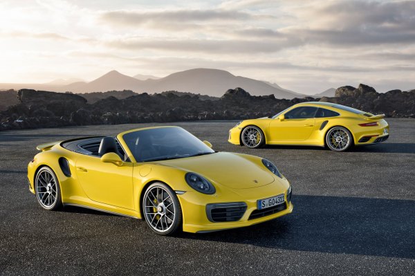 В Украине увеличился спрос на автомобили Porsche и Lexus