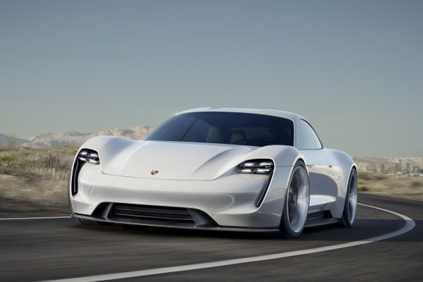 Появились новые подробности об электрическом спорткаре Porsche Mission E