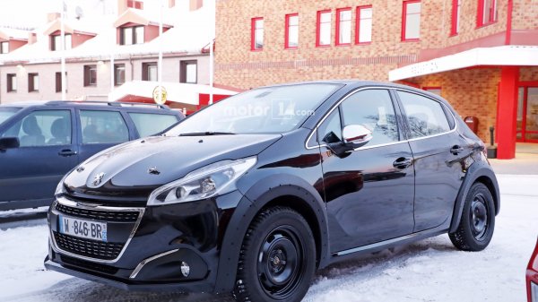 В сети опубликованы «живые» фото обновленного Peugeot 208