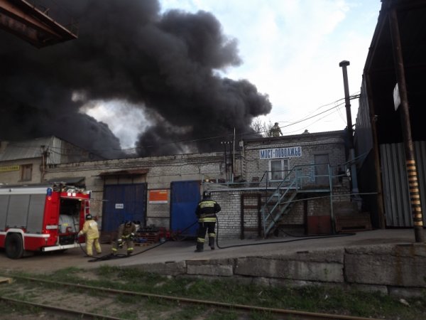 В Ульяновске в пожаре на складе автоутилизации сгорело 120 автомобилей