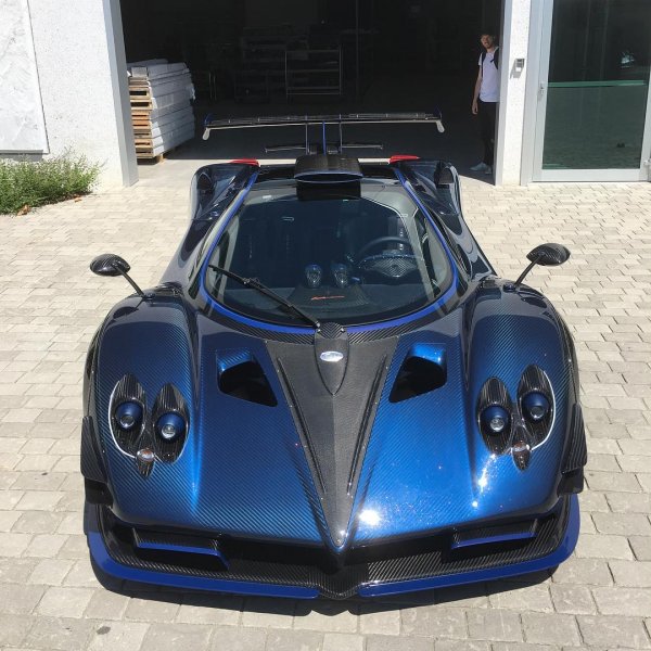 Pagani Automobili выпустила новый спорткар на базе Zonda