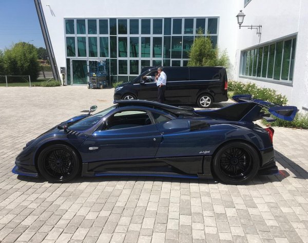 Pagani Automobili выпустила новый спорткар на базе Zonda