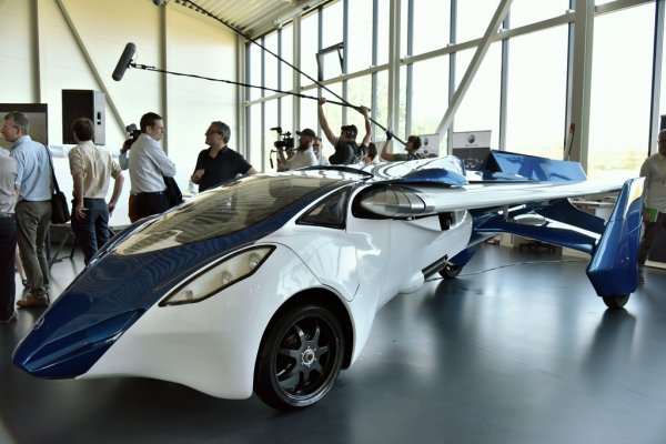 Первый летающий автомобиль в мире от AeroMobil появится в 2018 году