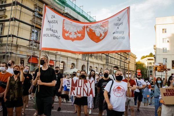 Митинг в поддержку протестов в Беларуси. Варшава, 10 авг. 2020. // Источник: «Фонд стратегической культуры»