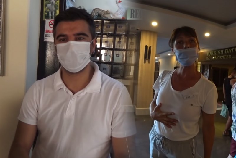 Персонал турецких отелей носит маски по-разному. Кадры: YouTube