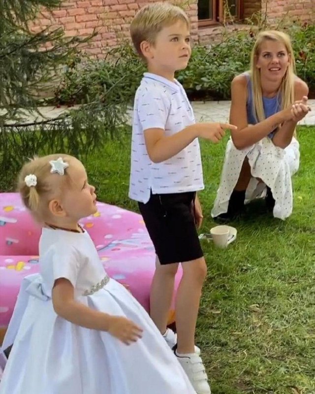 Анна Белодедова и Никита на дне рождении дочки Кудрявцевой. Кадр из Instagram: @gavrilovna.k
