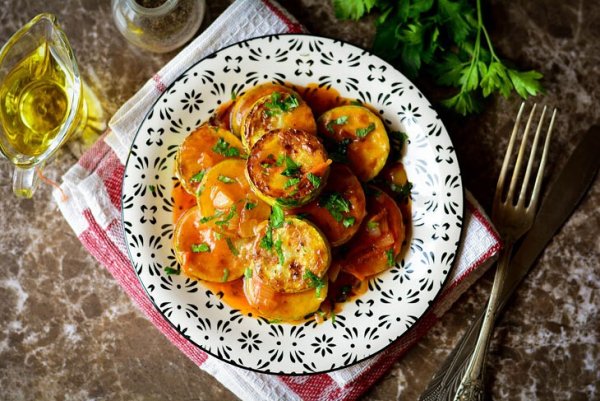 Жареные кабачки под томатным соусом | Фото: Одноклассники, «Сейчас я буду готовить…»