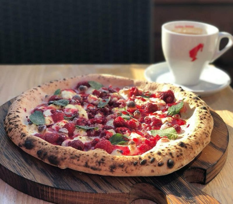 Сладкая пицца с малиной и мятой | Фото: Instagram @tuttopizza_napoli