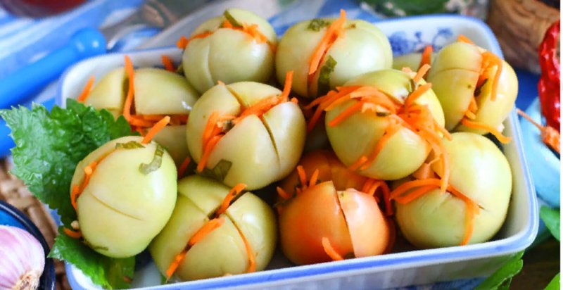Фото: Зеленые помидоры с морковкой, чесноком и зеленью/Источник: kleo.ru