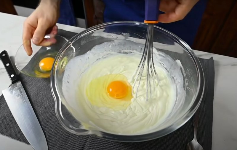 Замешиваем сыр и яйца\Источник: YouTube ТАК ВКУСНО!