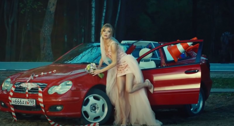 На съёмках клипа «Кабриолет» тоже красный Mercedes. Фрагмент из видео группы «Ленинград»