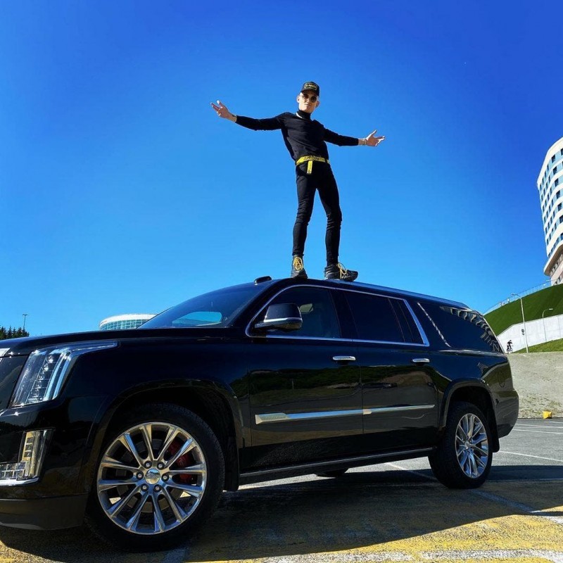 Фото: Моргенштерн и его Cadillac Escalade, источник: VistaNews